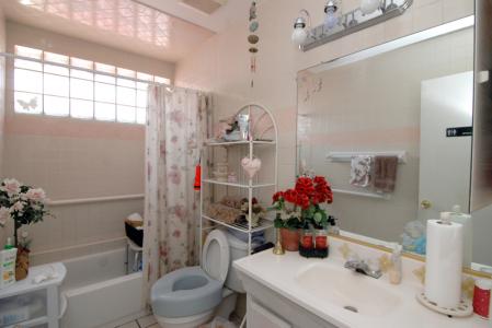 Residential Assisted Living in Anaheim CA - Orange Park Guest Home - bathroom